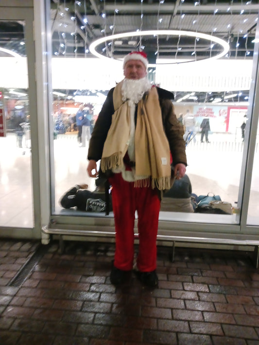 "Damien Leech, Christmas 2024, Dublin Airport, Photograph 5"